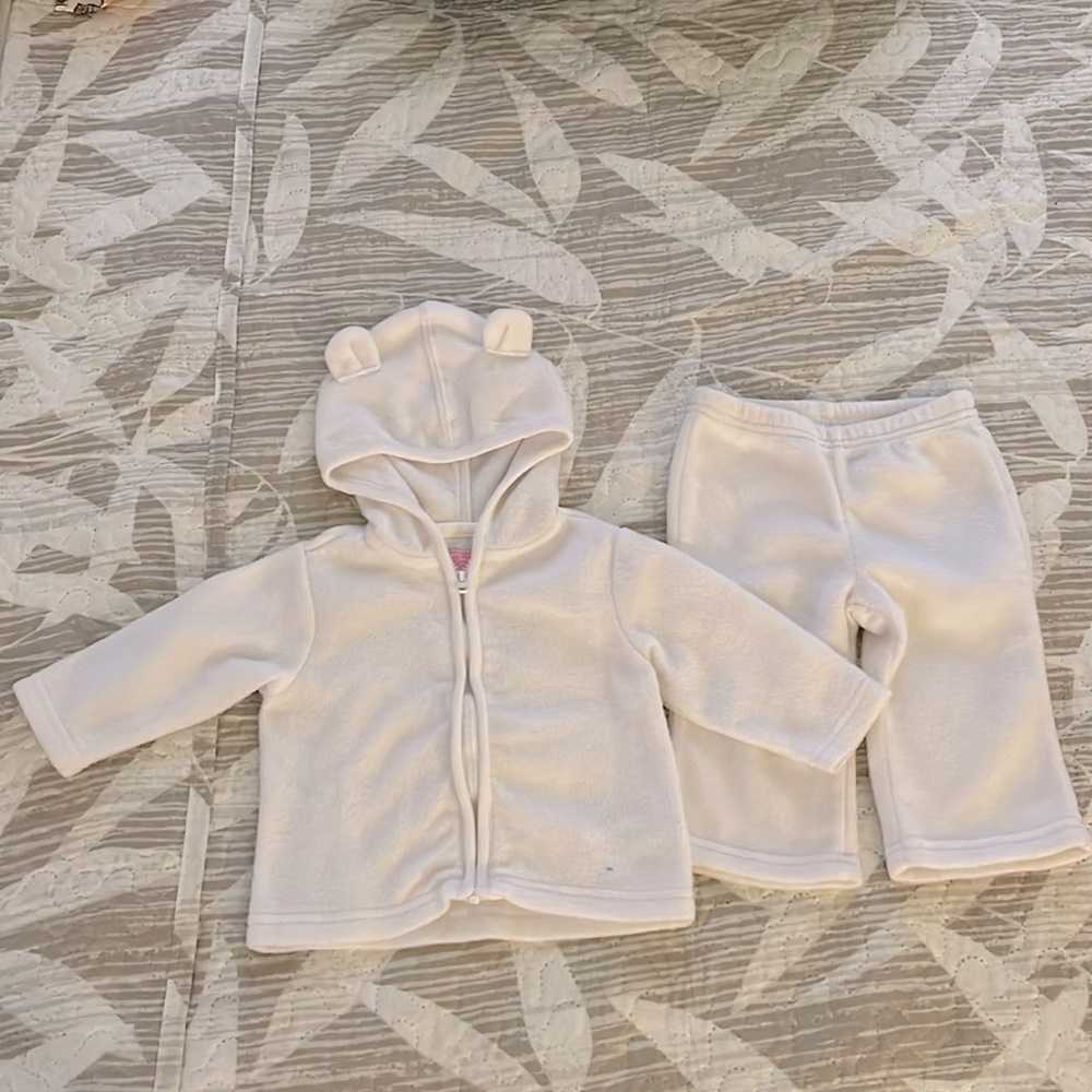 Baby clothes, color white, size 6-9 months, good condition.